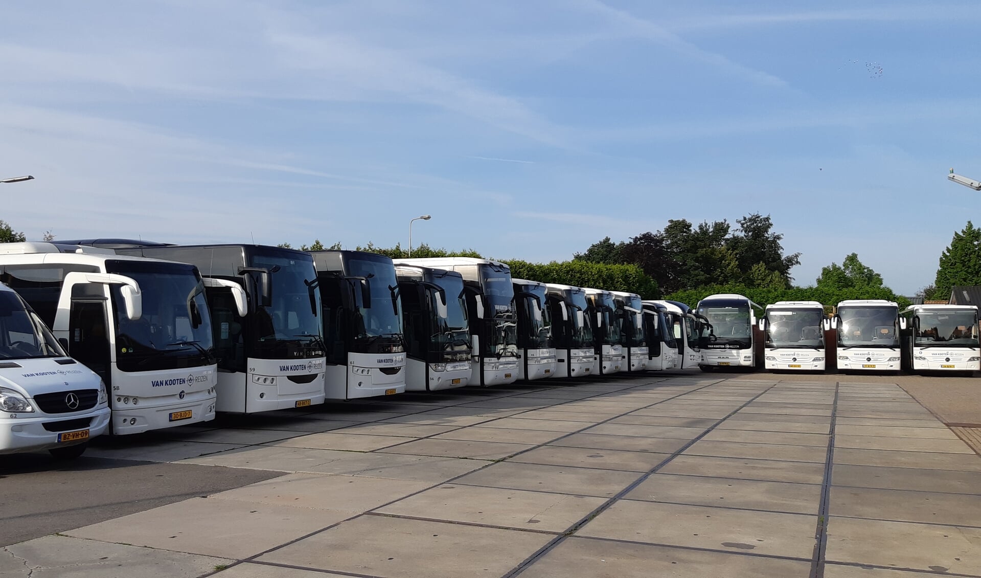 De bussen van Van Kooten Reizen in Kootwijkerbroek staan stil door de crisis rond het coronavirus.