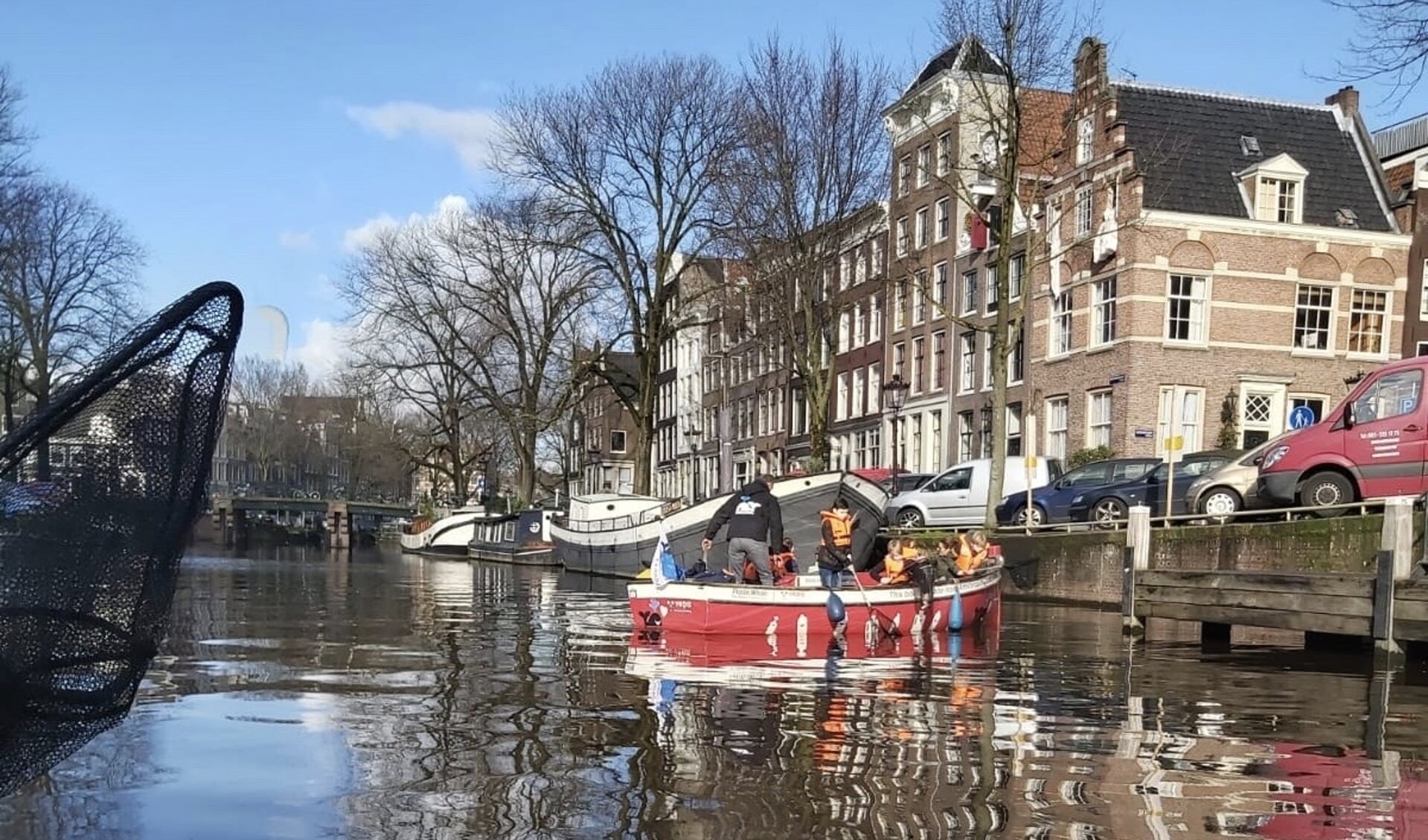 Plastic vissen in de grachten van Amsterdam