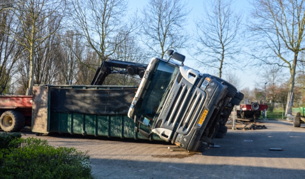 Vrachtwagen kantelt tijdens werkzaamheden in Gorinchem - DeStadGorinchem.nl