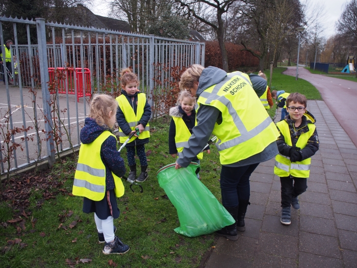Basisschool leerlingen met een vrijwilliger van de Zwerfafvalbrigade Nijkerk