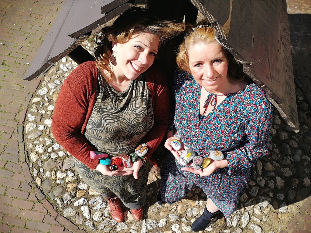 De stenen van YouRock! worden door Esther Schutte en Gerrie de Wolf overal achtergelaten.