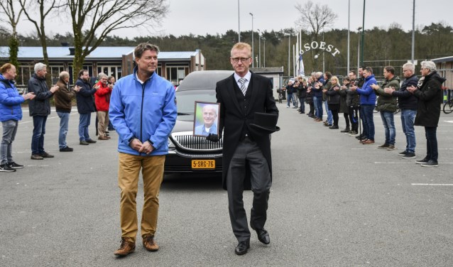 Laatste eer voor Paul Martens bij SO Soest tijdens de uitvaart die vanwege het coronavirus in besloten kring moest plaatsvinden.