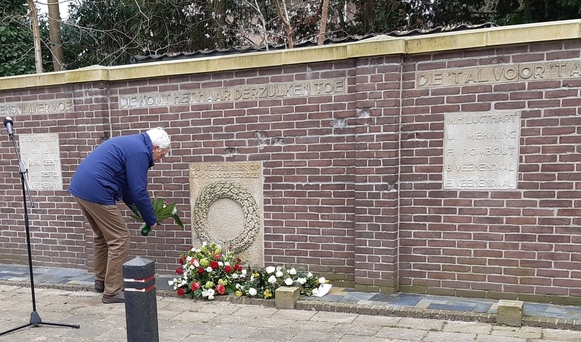  Simon van de Pol, v.z. Ver.Oud Ede legt een krans bij het verzetsmonument aan de Appelweg in Amersfoort.