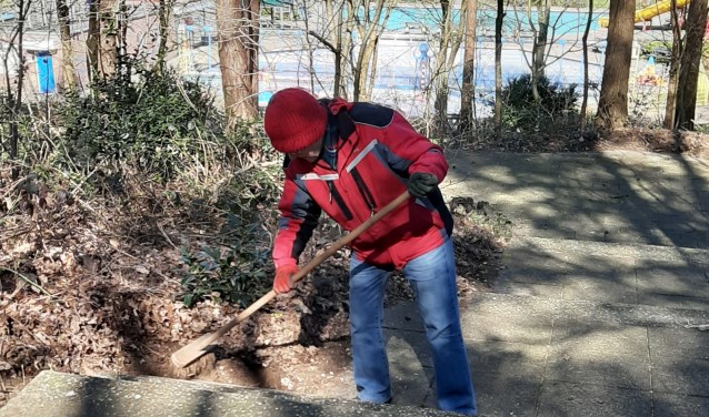 Terwijl er nog druk wordt gewerkt, ligt op de achtergrond het bosbad al zo goed als klaar.
