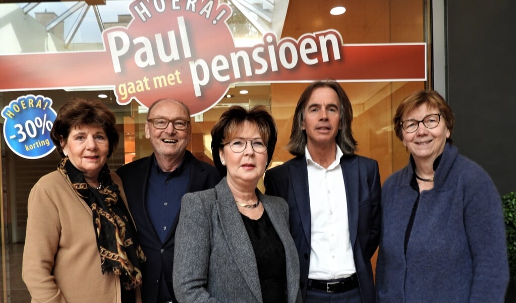 Paul van 't Hullenaar met zijn vrouw en het huidig personeel (Marjan Versteeg, Ada de Boer en Marco de Vries).
