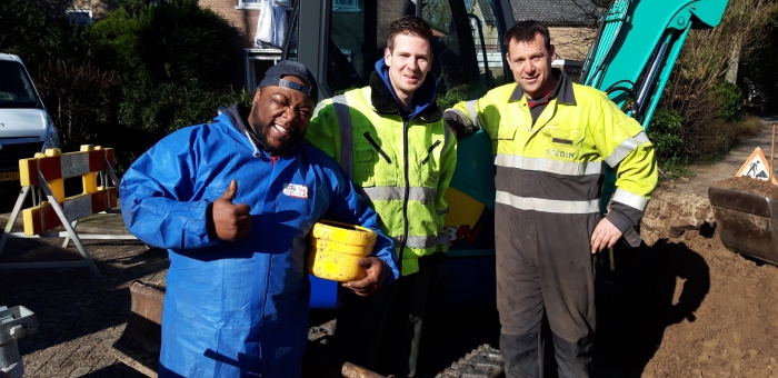 trotse mannen in Maarn aan de weg. toestemming gevraagdevraagd