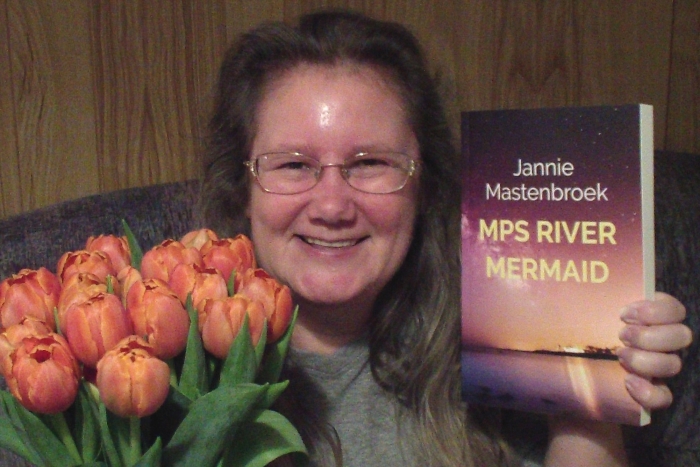 Jannie Mastenbroek met haar boek MPS River Mermaid