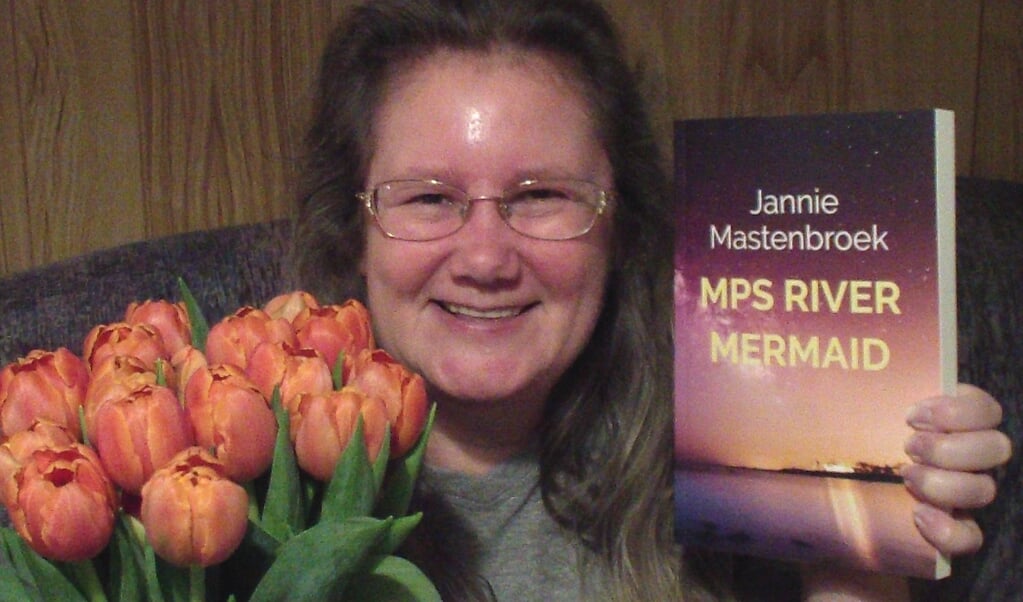 Jannie Mastenbroek met haar boek MPS River Mermaid