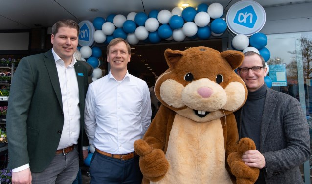 Heropening Albert Heijn De Horden. V.l.n.r. Bas Essing (supermarktmanager), Arnoud van Daalen (directeur Albert Heijn digitaal & klanten), Jeroen van der Schoot (districtmanager)