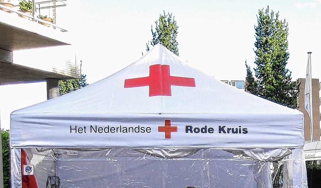 Bij het Rode Kruis in Ede staan vrijwilligers klaar om hulp te bieden.