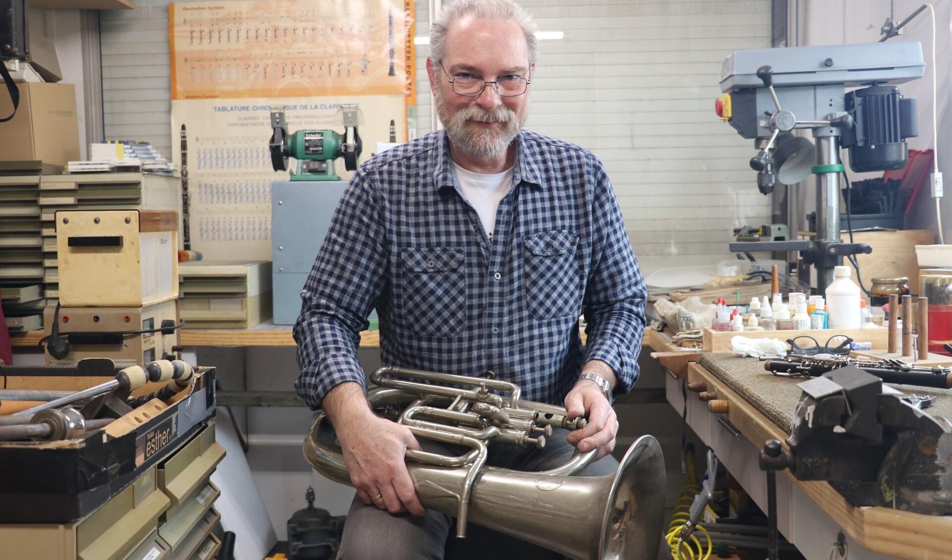 Edgar Lerk repareert blaasinstrumenten van muzikanten uit de regio.