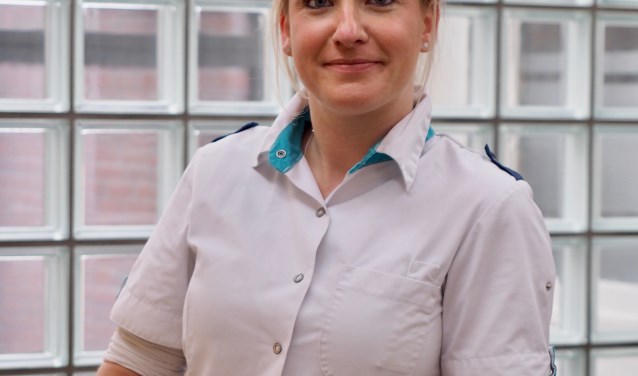 Mondhygiëniste Merel staat samen met haar team klaar.