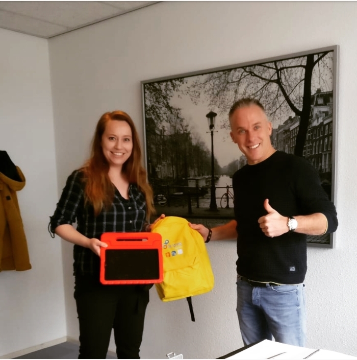 Jessica Bouw-Merts, directrice Kindcentrum De Spreng overhandigt iPads aan Zorgcentrum Neboplus