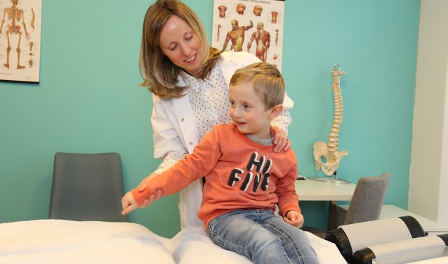 Chiropractor Heather Hanson in haar praktijk in Werkhoven