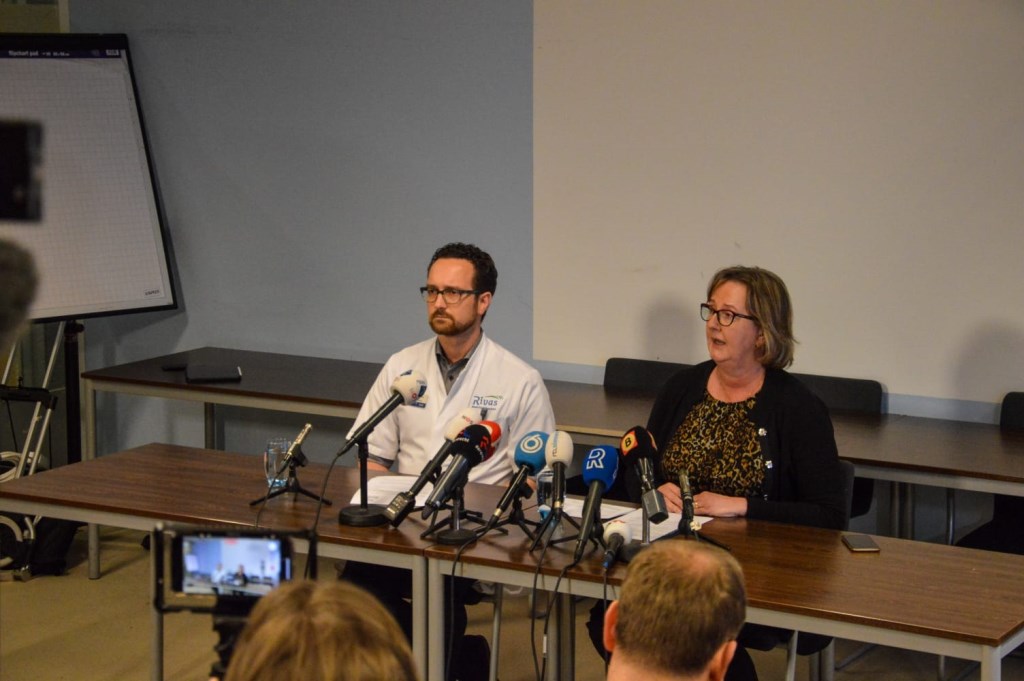 Anja Blonk (directeur Beatrix-ziekenhuis) en Robert Chabot (neuroloog en voorzitter medische staf) tijdens de persconferentie aan het begin van de zondagavond