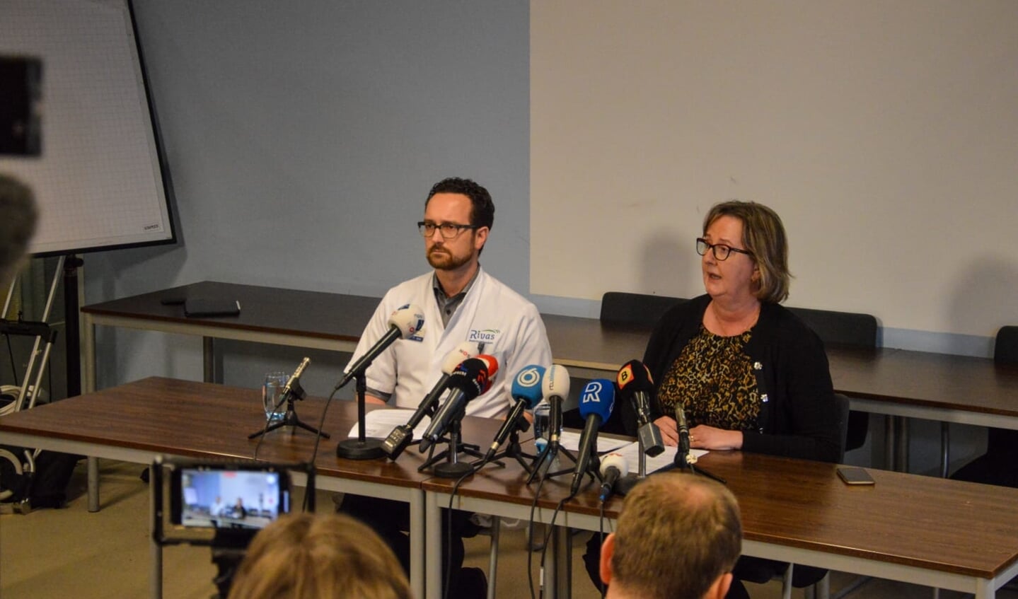 Anja Blonk (directeur Beatrix-ziekenhuis) en Robert Chabot (neuroloog en voorzitter medische staf) tijdens de persconferentie aan het begin van de zondagavond