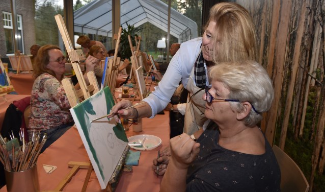Kunstenares Karina Wijnen geeft weer een workshop schilderen.