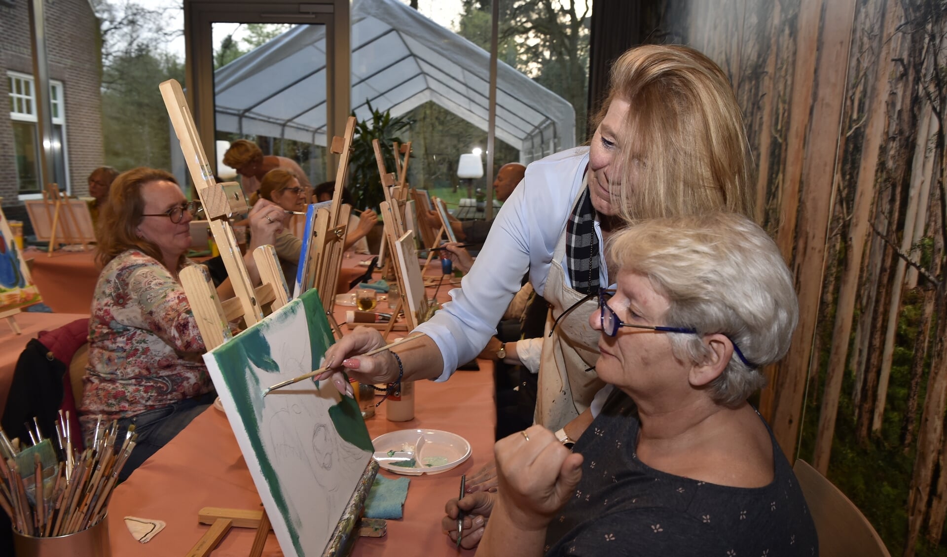 Kunstenares Karina Wijnen geeft weer een workshop schilderen.