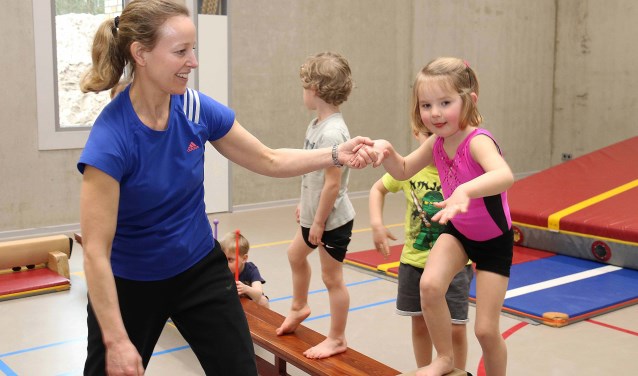 Docent Kirsten Hoogland helpt kleuter Milou bij haar stappen in de ‘zone van de naaste ontwikkeling’.