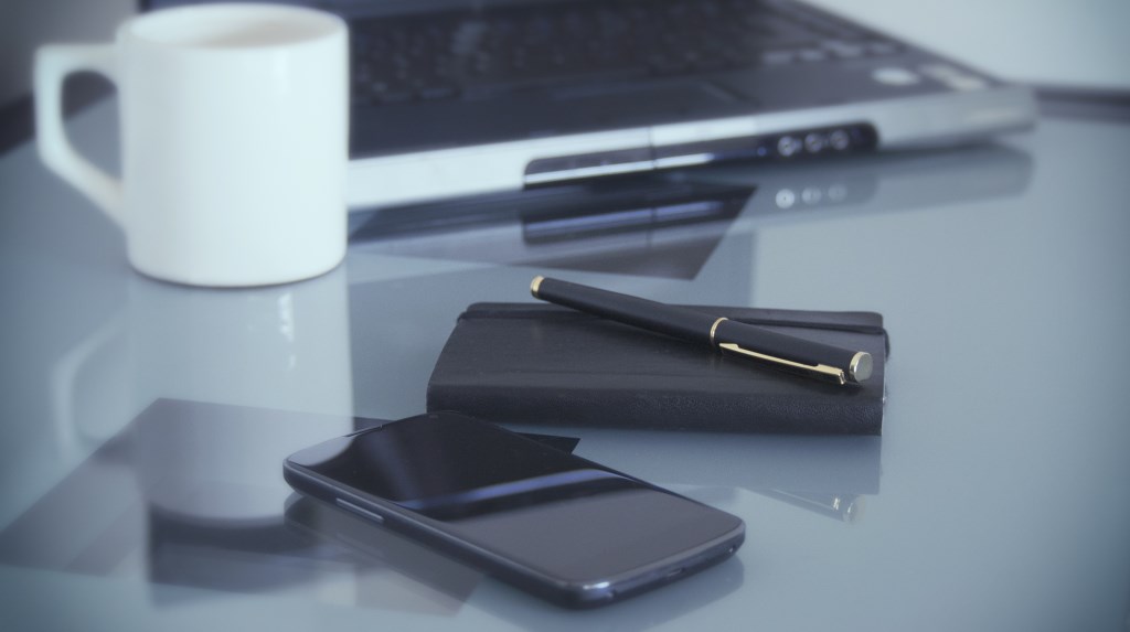 Laptop of telefoon (en koffie): meer hebben Scherpenzeelse ondernemers niet nodig om om de coronadesk van de gemeente Barneveld te bereiken.