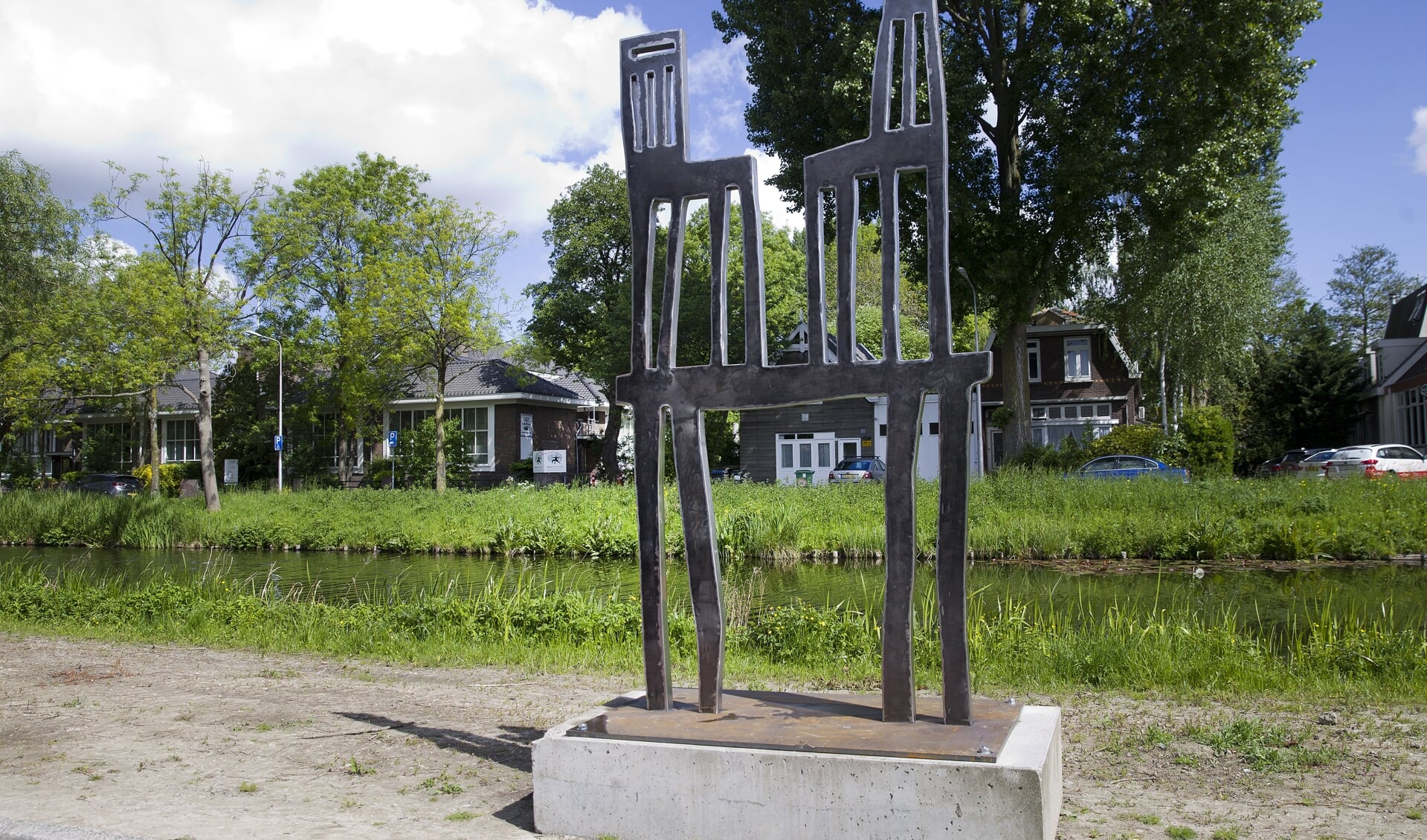 Het beeld ´Stoelen´ van Klaas Gubbels is onlangs door het publiek gekozen voor een plek in Westwijk.