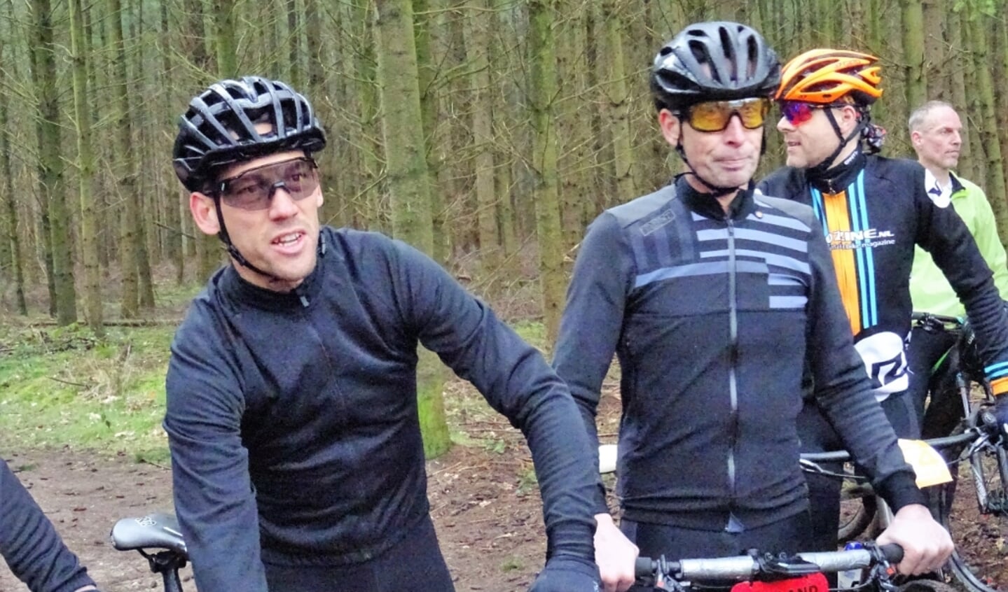 Maarten Tjallingi (links) en Bart Voskamp aan de start bij de mountainbikers.
