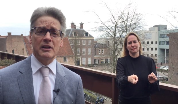 Lucas Bolsius met tolk gebarentaal Merlin Dik.