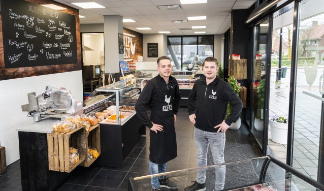 Tijs de Koning (rechts) met Bob Metzelaar in Kip & Zo, de nieuwe winkel in Barneveld.