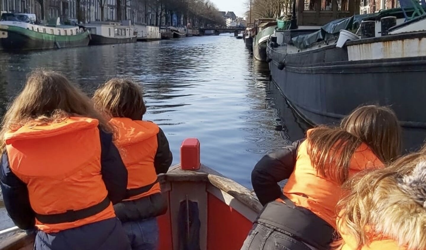 Plastic vissen in de grachten van Amsterdam