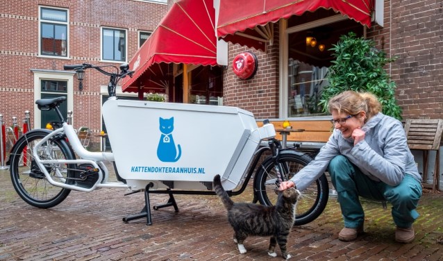Dierenarts Janneke Moedt bezoekt al haar patiënten per bakfiets.