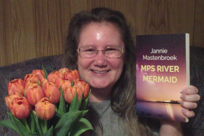 Jannie Mastenbroek met haar boek MPS River Mermaid