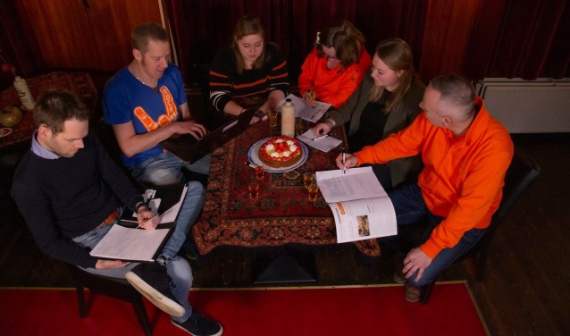 De vragenmakers: Frank Putman, Hans Berkhof, Tessa Kruijer, Dita Haze, Jessie Kok en Cees Henzen.