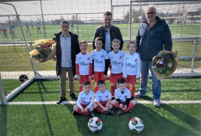 Mini-pupillen JO7-2 in hun nieuwe teamshirts. Namens de sponsors namen de heren de Rover en Striegel een bloemetje in ontvangst.