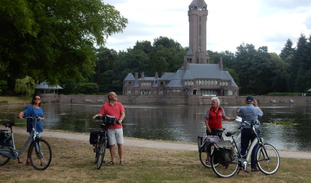 Bezoekers bij jachtslot Sint Hubertus in park De Hoge Veluwe.