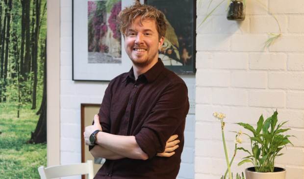 Handsome Poets-drummer Daniel Smit coördineert het klusteam voor de Stichting Kruiskamp Onderneemt in De Witte Vlinder.