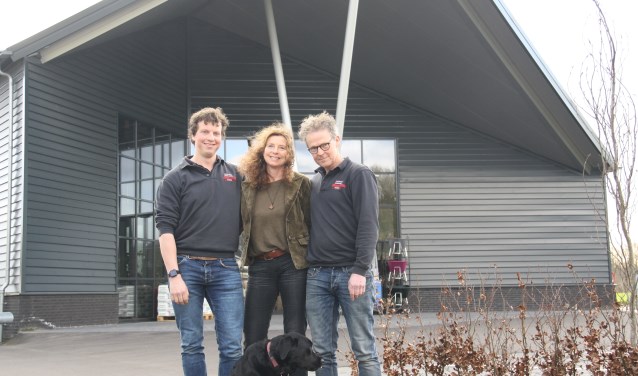 Martin, Jeannette en Maarten Wolswinkel met winkelhond Mees.