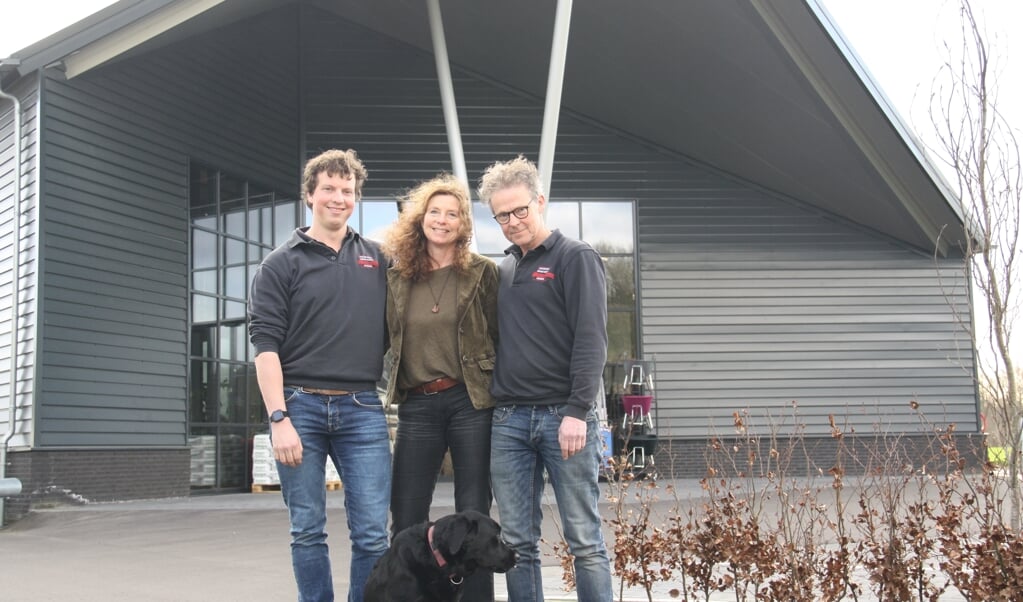 Martin, Jeannette en Maarten Wolswinkel met winkelhond Mees.