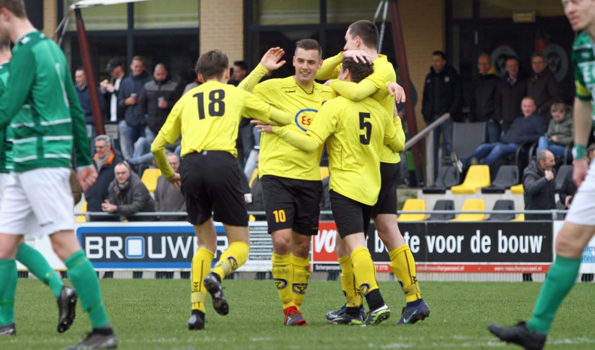 ,,In feite ben ik teruggegaan naar de basis van amateurvoetbal, zo hoog mogelijk voetballen met de jongens uit het dorp.'' 