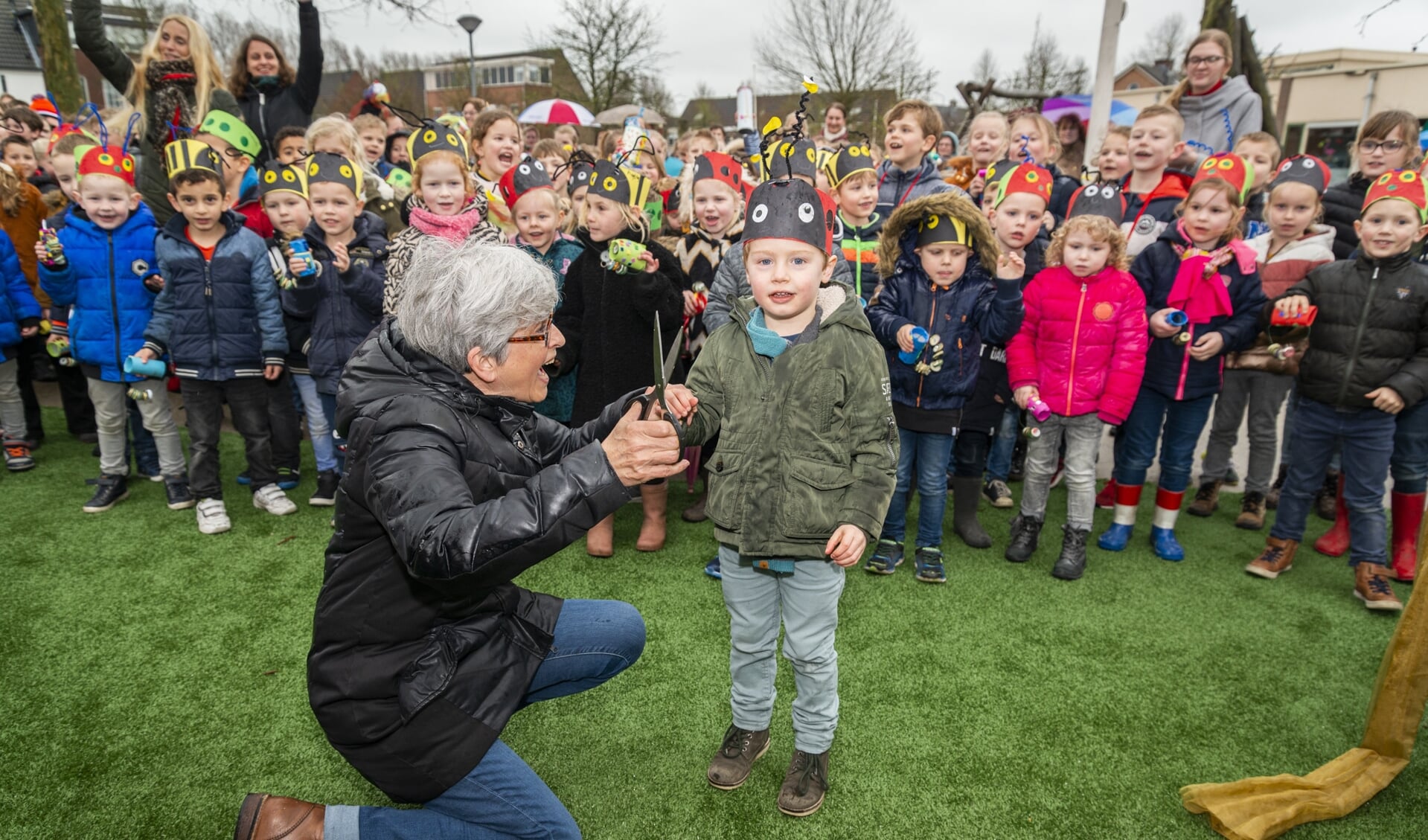 Het is gelukt! Samen met juf Truus heeft Daan Kosse het - groene- schoolplein geopend van de Barneveldse Willem van Oranjeschool. 