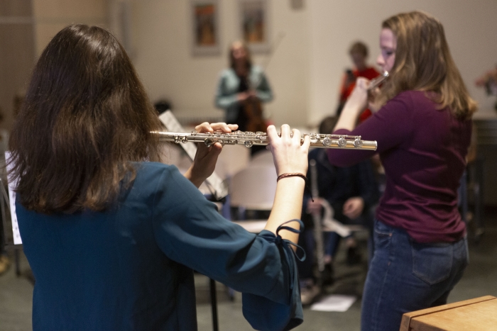 MoMA leerlingen in actie tijdens de muziekavond van 2019