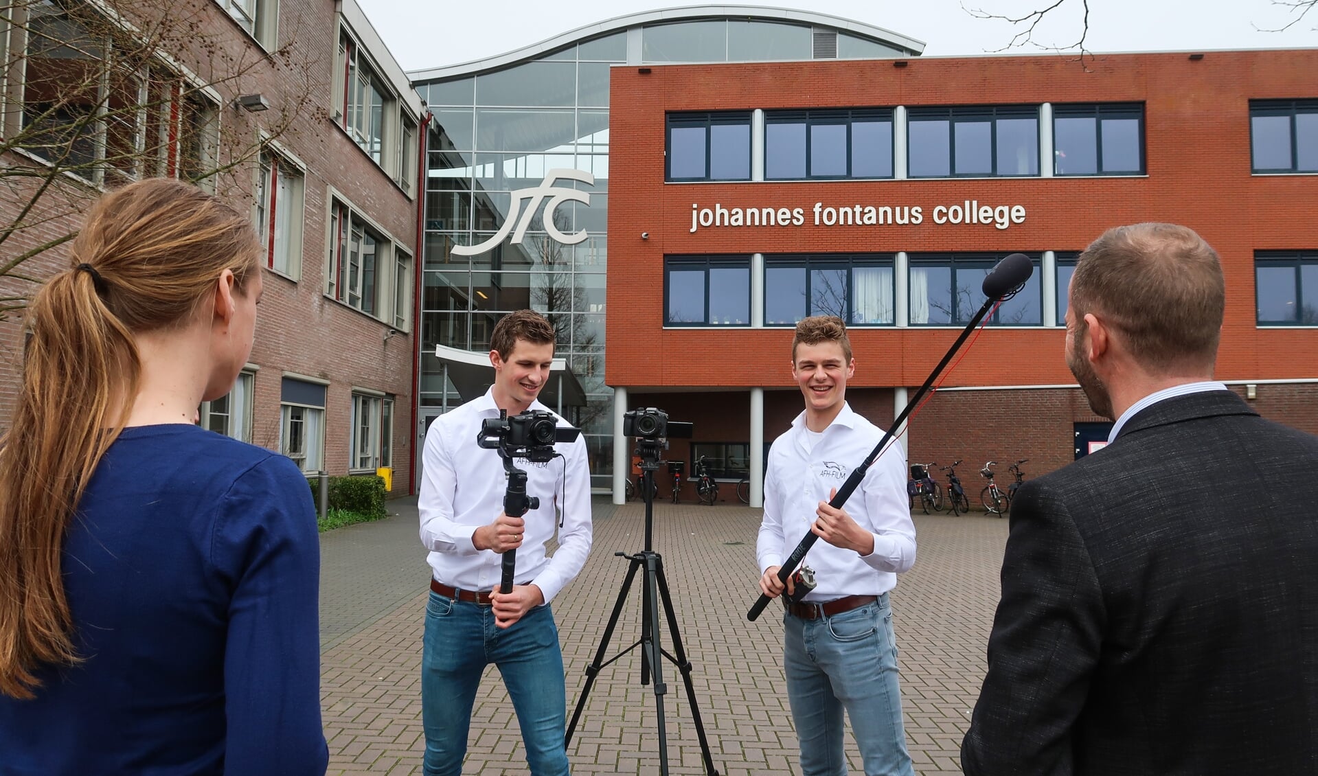 Alwin (links) en Frank (rechts)  Hendriks van AFH-film verzorgen de opname van het JFC Journaal.
