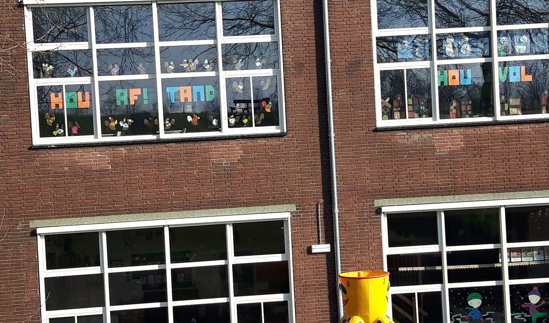 Hou afstand en blijf gezond is de wens van de school.