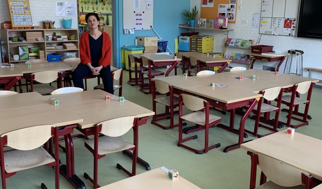 Directeur Scarlett Braat van basisschool de Bijenkorf in een leeg klaslokaal
