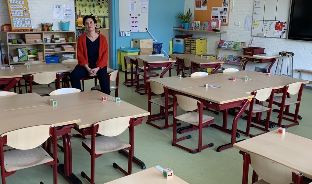 Directeur Scarlett Braat van basisschool de Bijenkorf in een leeg klaslokaal