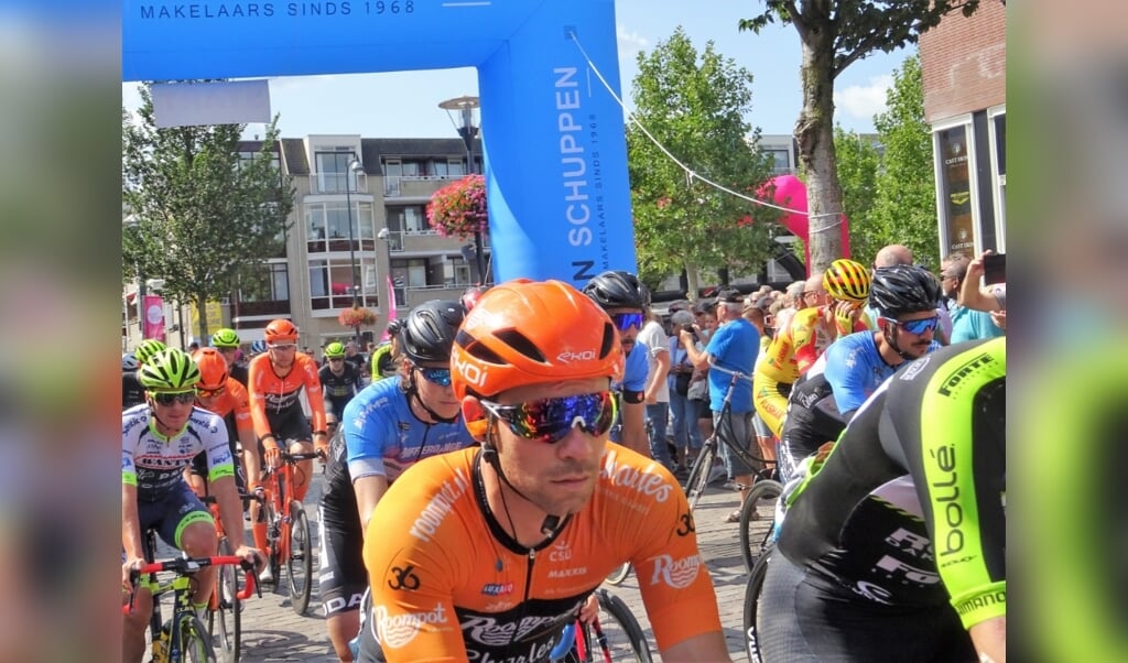 De wielerkoers Veenendaal - Veenendaal (archieffoto van de start van de editie 2019} is van de wielerkalender geschrapt vanwege het Coronavirus.