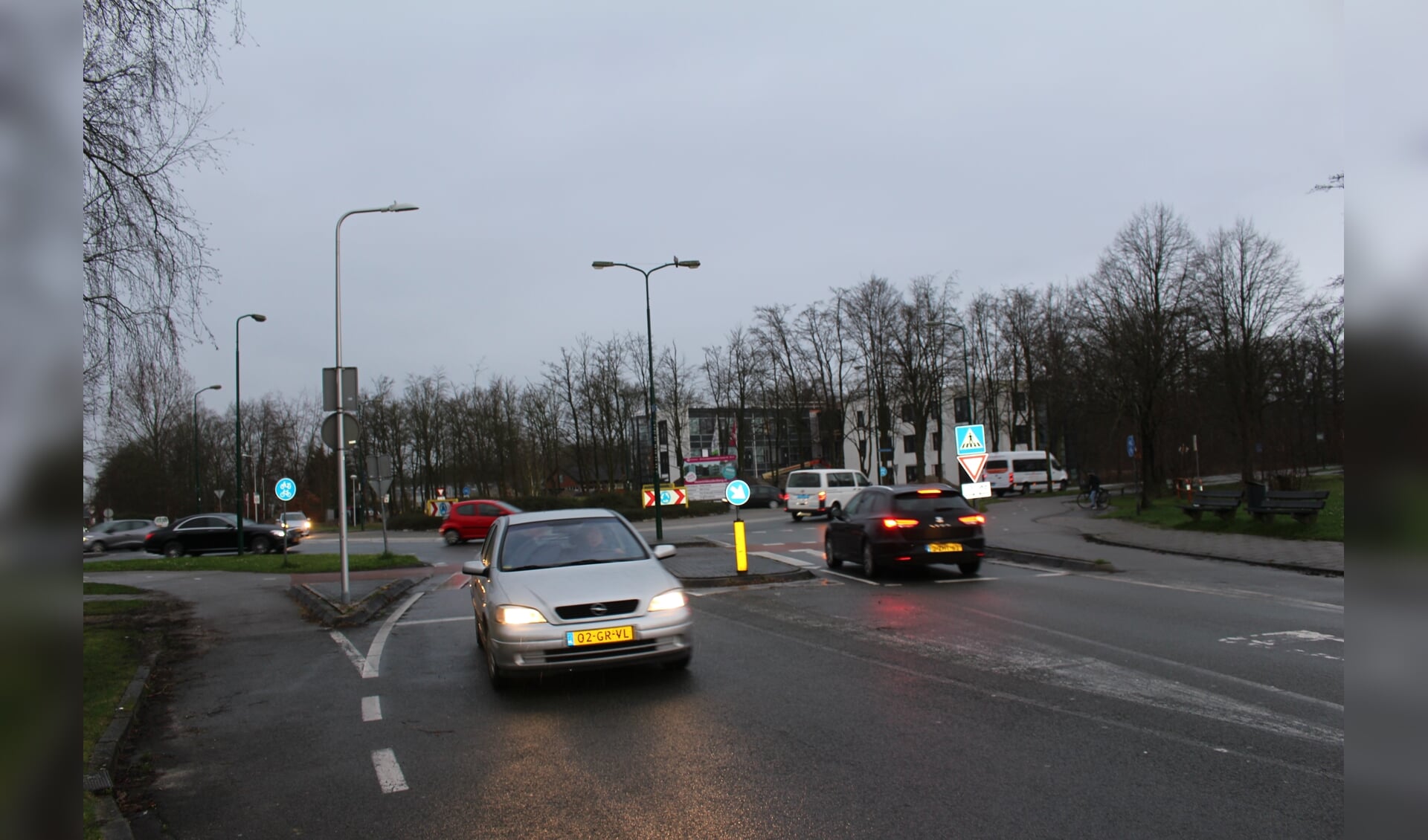 Verkeersdruk bij kruising Nico Bergsteijnweg is 's morgens groot.