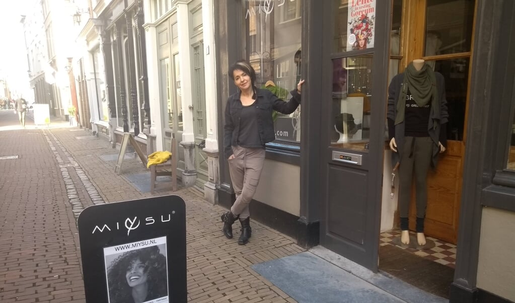 Ria van Kleef bij haar winkel in de Burgstraat in Gorinchem.