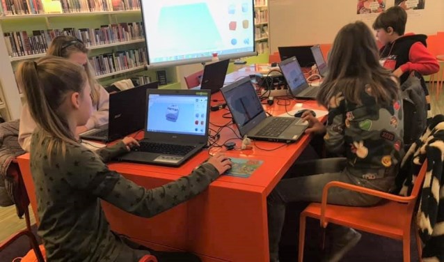 Kinderen aan het werk tijdens een workshop 3D printen in de Leersumse bibliotheek.