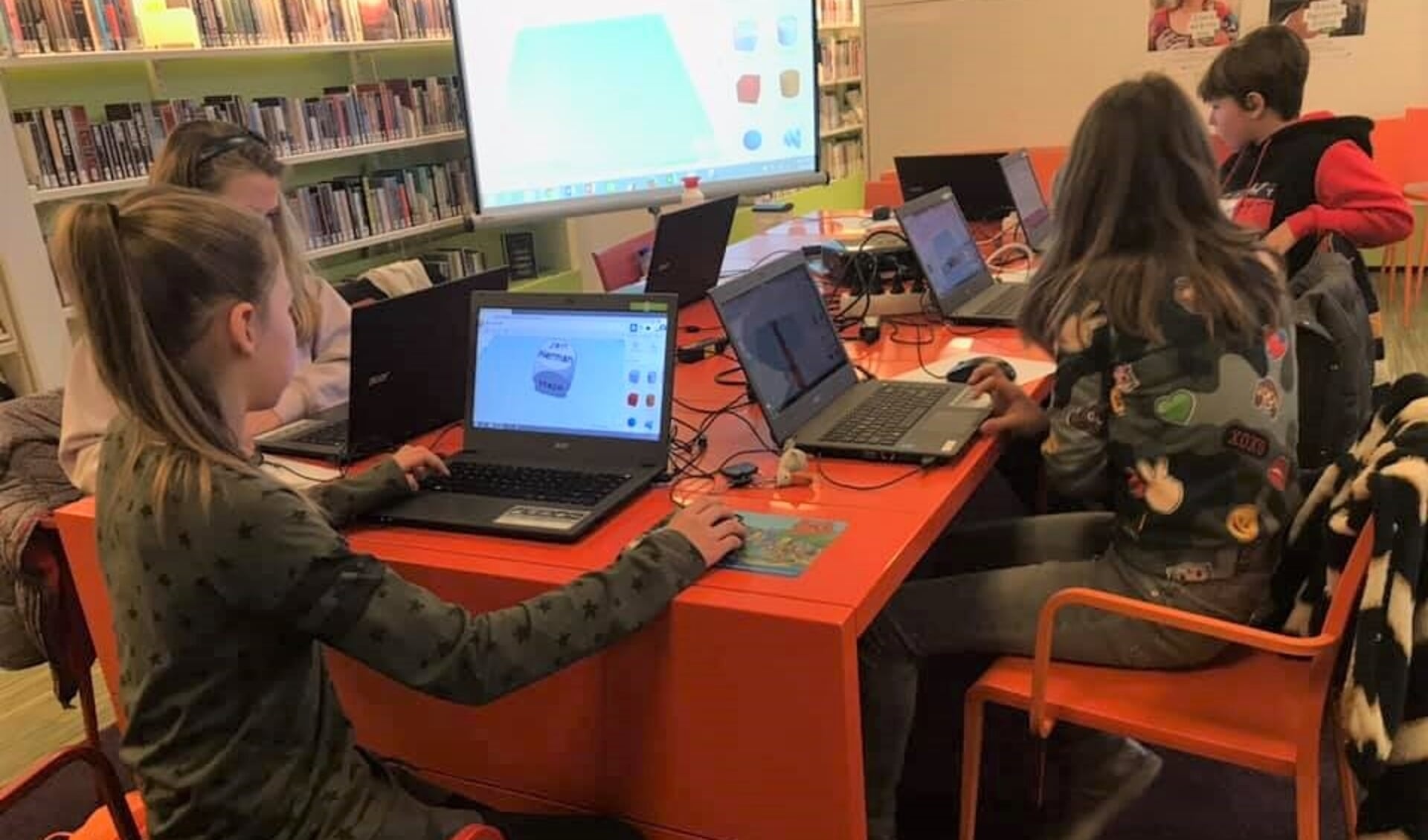 Kinderen aan het werk tijdens een workshop 3D printen in de Leersumse bibliotheek.