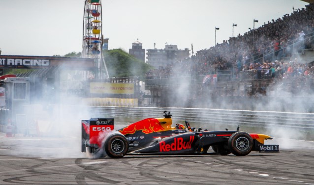 Max Verstappen met zijn Formule1 wagen op het circuit van Zandvoort.